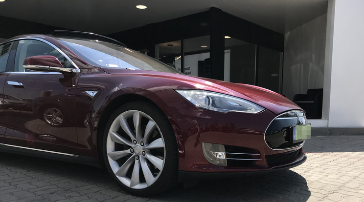 Egy Tesla Model S parkol a drive-through mobilpont előtt /Fotó: Virág Dániel