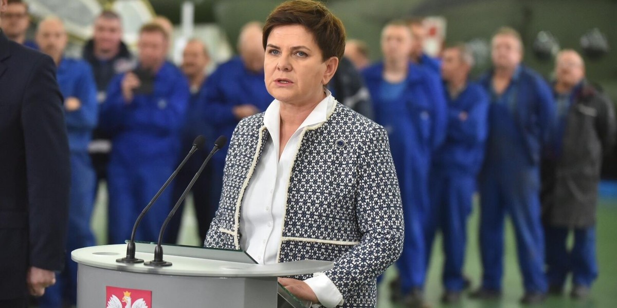 Premier Beata Szydło w Wojskowych Zakładach Lotniczych w Łodzi: helikoptery Black Hawk serwisowane w WZL1