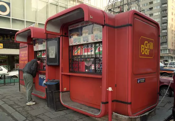Historia czerwonych kiosków. To były "okienka na świat"