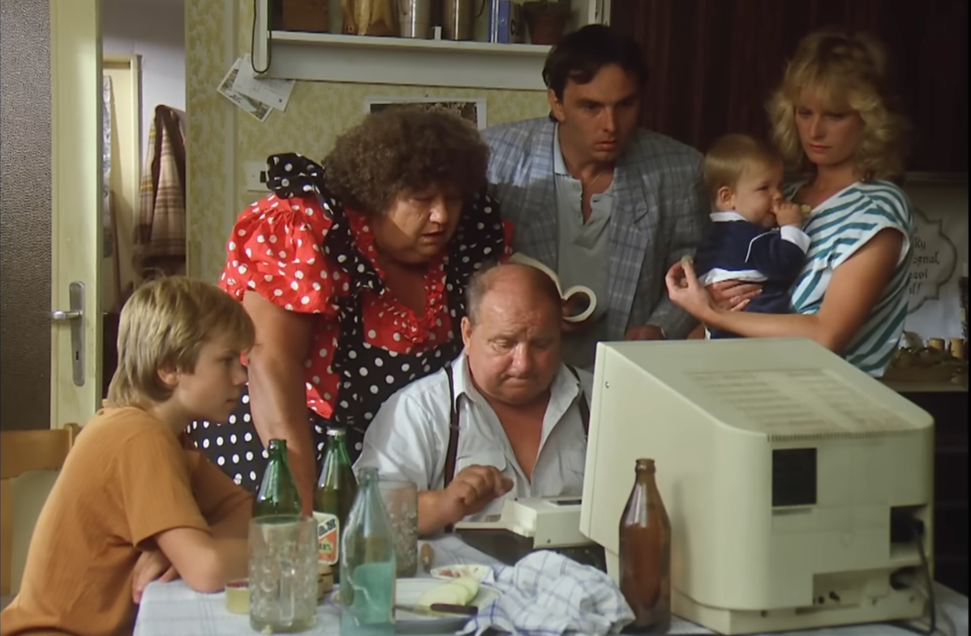 Stanislav Tříska ako Vladimír Škopek vo filme Slunce, seno, erotika. 