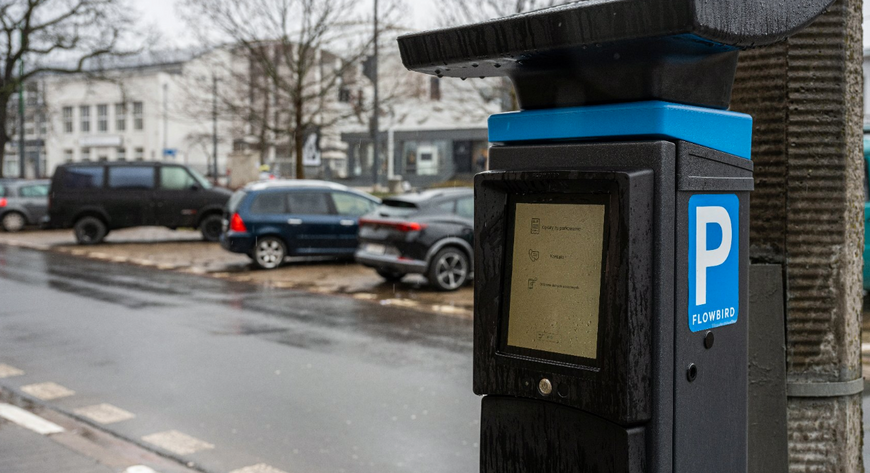 Nowy parkomat obsługujący jedynie bezgotówkowe płatności ustawiono testowo w Poznaniu