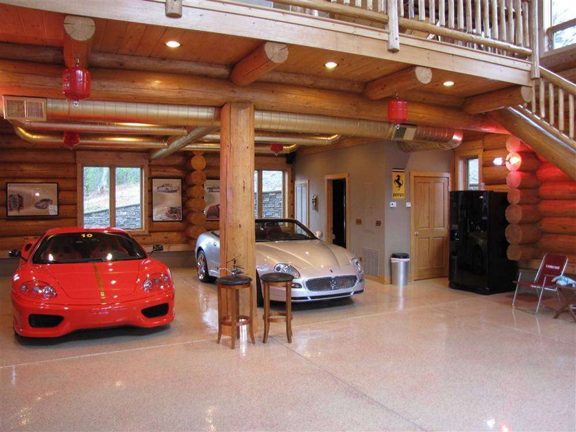 Super samochody parkują w super garażach