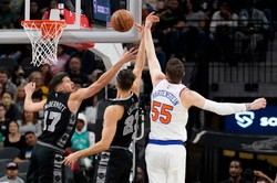 Liga NBA. 12 punktów Sochana, 12. wygrana Spurs [WIDEO]