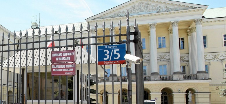 Wojewoda montuje bramki, stołeczny samorząd nic nie wie. "Może chce mieć lepszy wgląd, kogo zapraszamy do ratusza?"