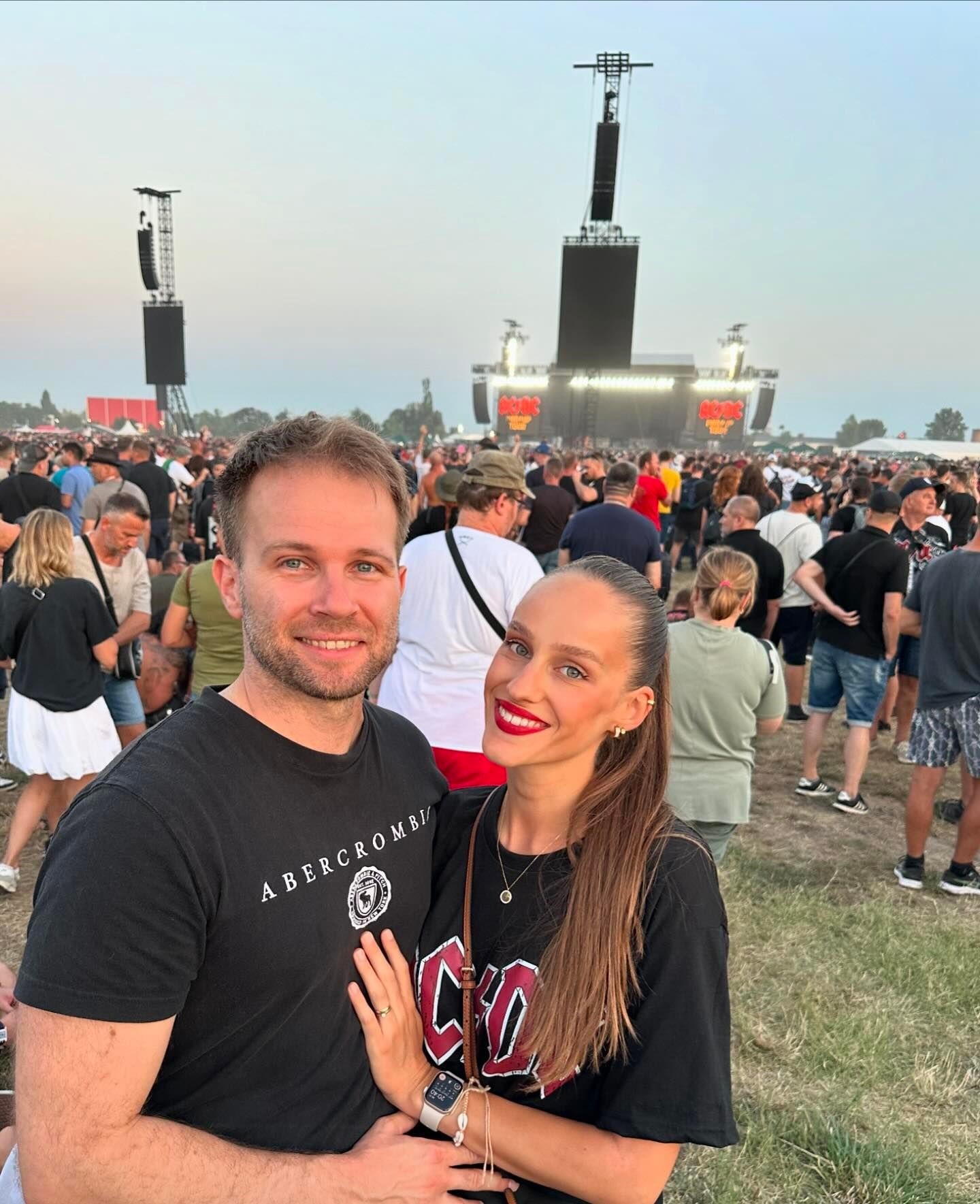Tomáš Bezdeda s manželkou Ivanou na koncerte AC/DC.