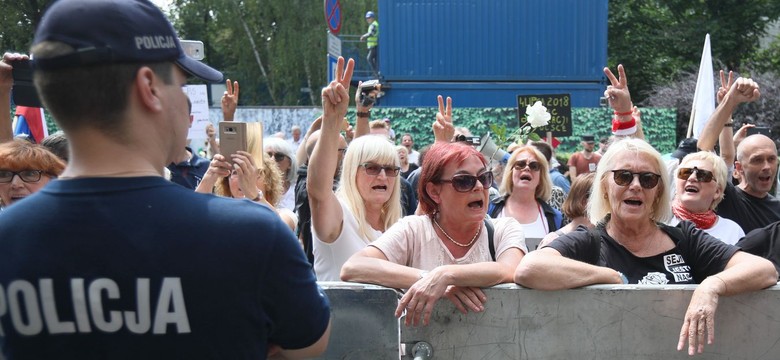 Albo numer, albo nazwisko... Policjant nie może być anonimowy, KGP szykuje zmiany