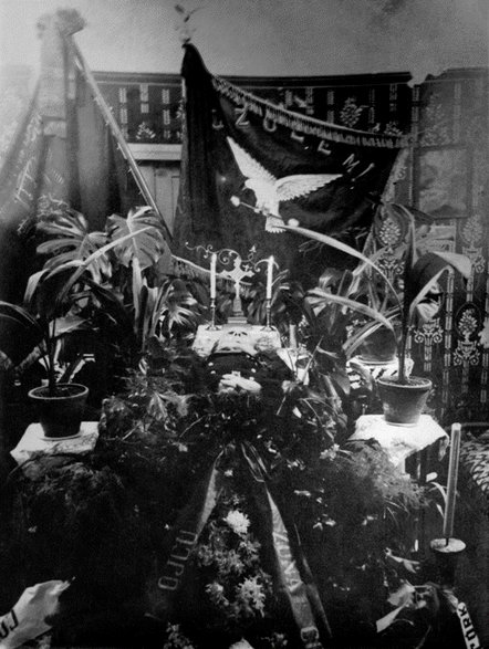 Telesfor Mickiewicz w trumnie W tle sztandar Towarzystwa „Sokół” w Radomsku