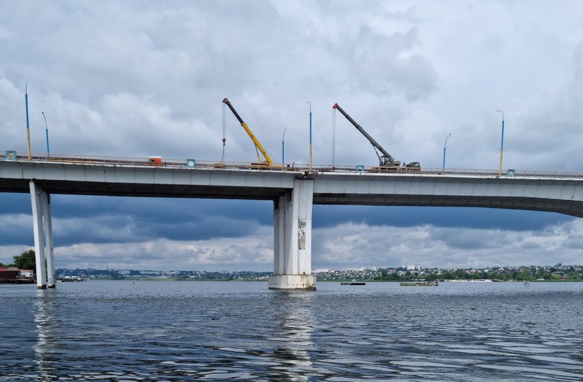 Popravke nakon granatiranja u regionu Hersona i oštećivanja mosta Antonivski