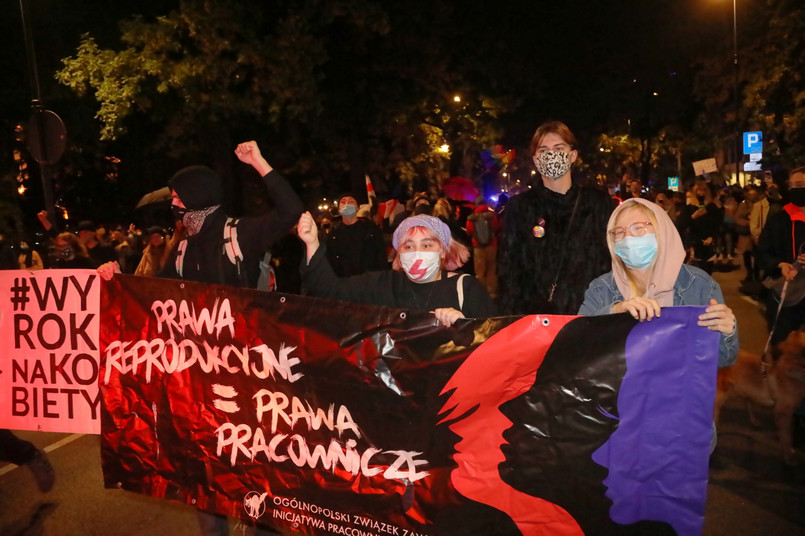 "Kaczyński dzisiaj nie pośpisz". Protestujący po wyroku TK idą na Żoliborz