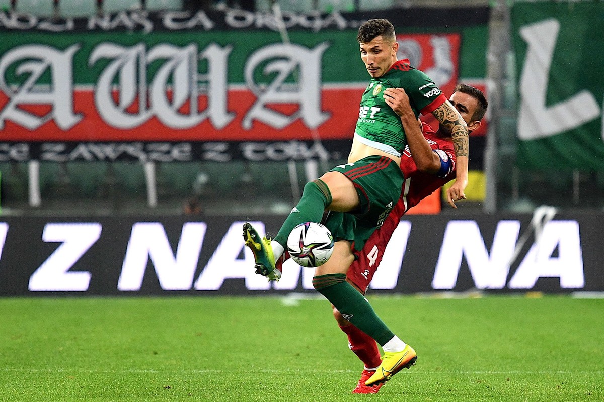 Piłkarz drużyny Śląsk Wrocław Erik Exposito (L) i Miguel Vitor (P) z zespołu Hapoel Beer Szewa podczas pierwszego meczu 3. rundy eliminacji Liga Konferencji, na obiekcie "Stadion Wrocław"