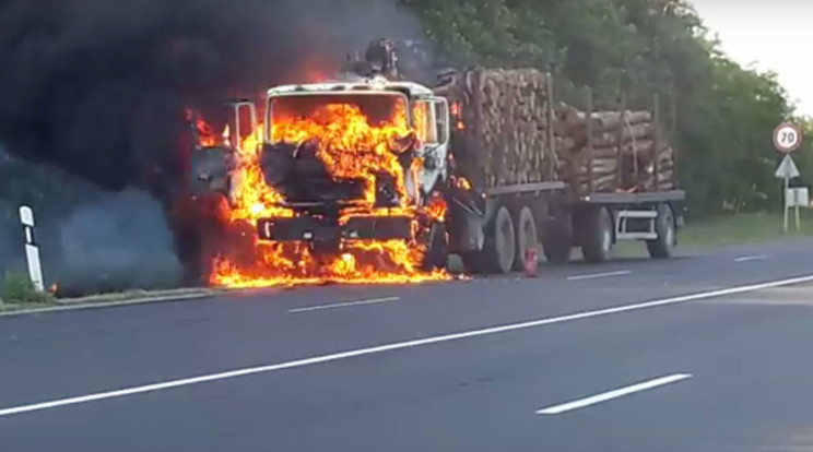 A teherautó farönköket szállított, a tűz a rakományra is átterjed / Fotó: YouTube - Boon.hu