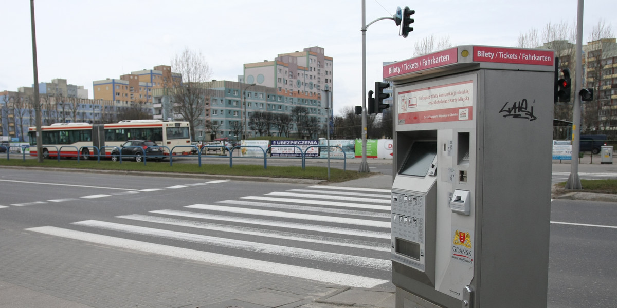 Ten biletomat stoi za daleko od przystanku.