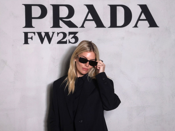 Sienna Miller na pokazie domu mody Prada podczas Tygodnia Mody w Mediolanie