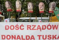 Transparent wywieszony w miasteczku związkowym przed Sejmem 