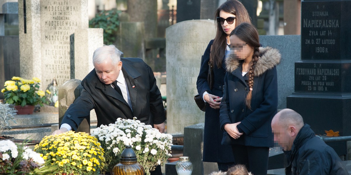 Jarosław Kaczyński z Martą na Powązkach