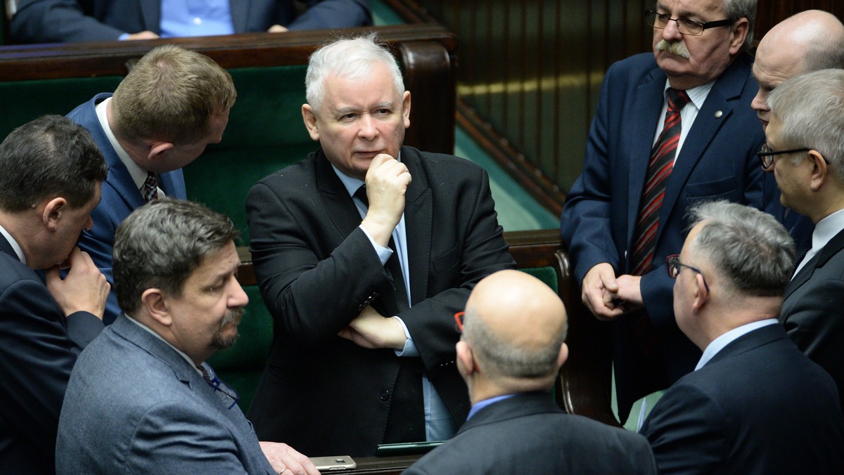 Jarosław Kaczyński został Człowiekiem Wolności Tygodnika "wSieci" w 2016 r. Występując dziś podczas uroczystej gali w Filharmonii Narodowej prezes PiS podkreślił, że strefę wolności i demokracji może stworzyć tylko i wyłącznie państwo narodowe.