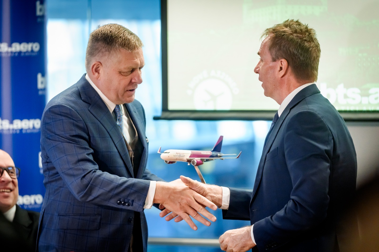 Premiér Robert Fico a riaditeľ spoločnosti Wizz Air József Váradi.