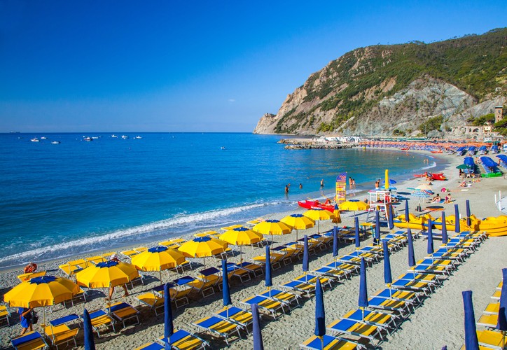 Monterosso jest najbardziej rozwinięte pod względem infrastruktury turystycznej ze wszystkich pięciu miast wchodzących w skład Cinque Terre. Na turystów czekają eleganckie hotele, liczne restauracje, oraz najlepsza plaża - duża i piaszczysta, która wg opinii wielu turystów jest największą atrakcją miasteczka.
