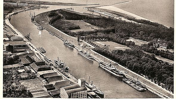 Wejście do portu gdańskiego, po lewej stronie Westerplatte. Ze zbiorów K. Gryndera