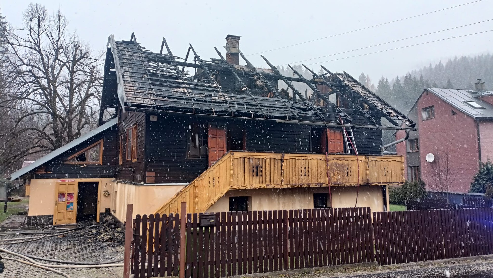 V Makove horela rekreačná chata, škodu po požiari vyčíslili na 200.000 eur.