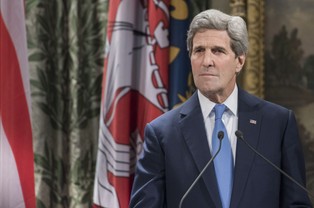 Kerry o wojnie w Ukrainie: Świat musi przyspieszy transformację energetyczną