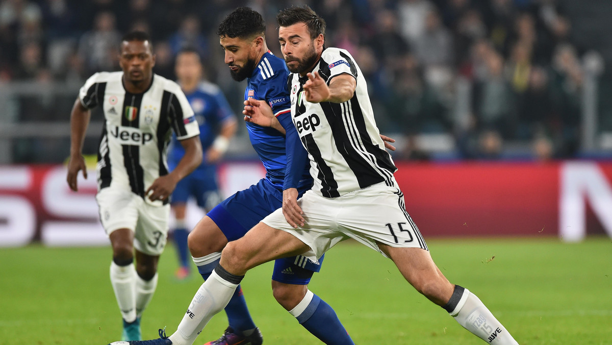 Obrońca Juventusu Turyn Andrea Barzagli nie zagra przez dwa miesiące, po tym jak w meczu ligowym z Chievo Werona (2:1) nabawił się kontuzji barku. Przez cztery najbliższe tygodnie piłkarz będzie musiał nosić rękę na temblaku, a potem powoli wróci do treningów.