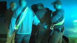 Veszélyes bűnözőt fogott a rendőrség – Videón a fegyveres férfi lekapcsolása 