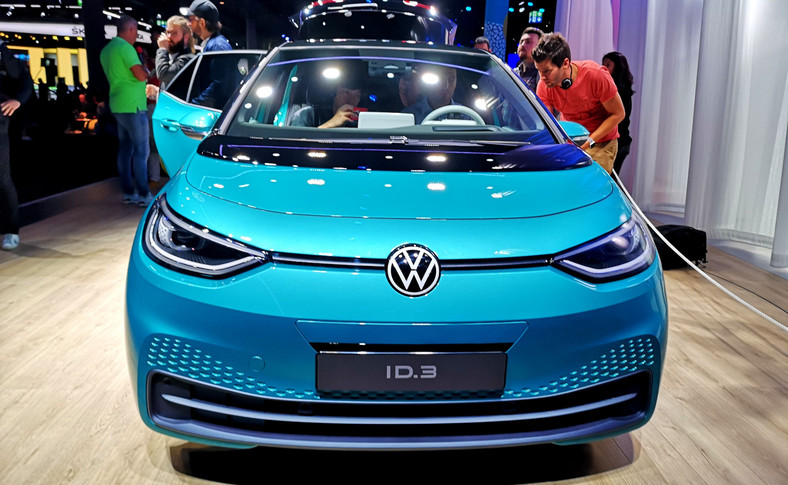 Volkswagen chce, by światło stało się tym, czym w samochodowej estetyce był kiedyś chrom – zgodnie z tym w wielu miejscach dla podkreślenia walorów stylistycznych ID.3 zastosowano diody LED
