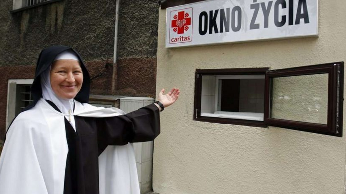 Wczoraj wieczorem w Oknie Życia w Sosnowcu siostry karmelitanki znalazły zdrowego noworodka. To pierwsze dziecko uratowane w ten sposób w Sosnowcu od powstania okna dziewięć lat temu.