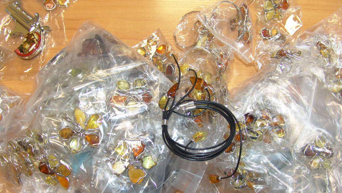 Prawie 8 kg biżuterii z bursztynów i srebra wykryli funkcjonariusze pomorskiej Służby Celnej w porcie Lotniczym w Gdańsku.