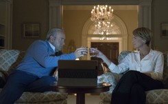 Kryzys w związku Franka i Claire Underwoodów? Mamy zdjęcia z 5. sezonu 'House of Cards'