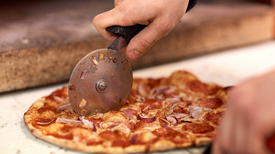 Pozwoli ci upiec prawdziwą włoską pizzę. Kosztuje niecałe 60 zł