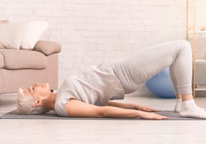 Jednostavne vežbe za donji deo tela, kao što je glutealni most, smanjuju opterećenje kolena