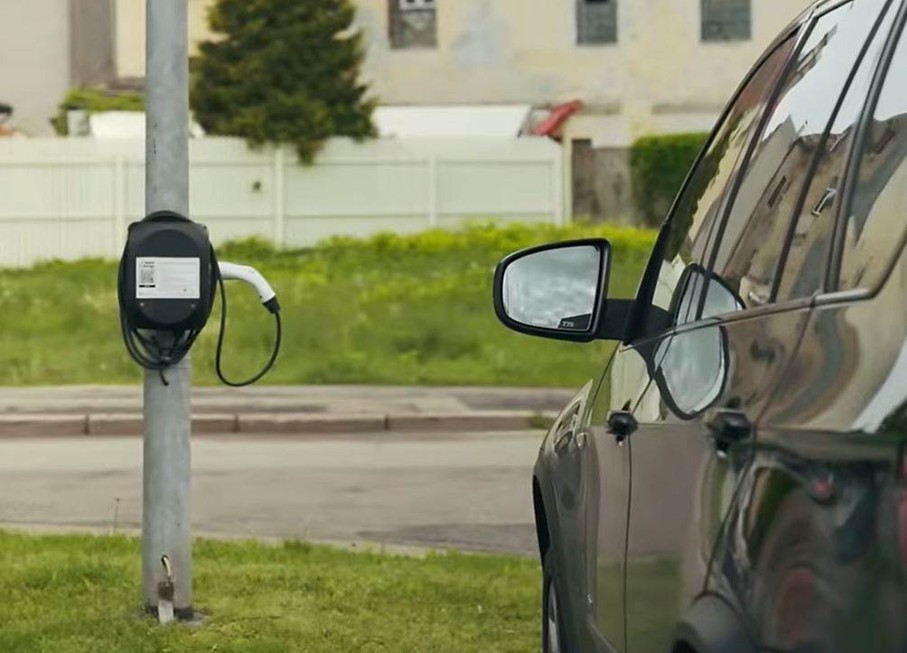 Nový spôsob nabíjania elektromobilov. Praha mení lampy na EV stanice.