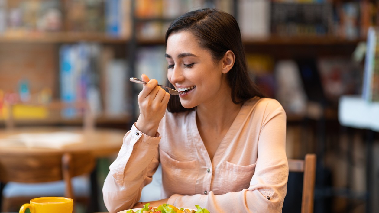 Prečo je skvelé jesť osamote?