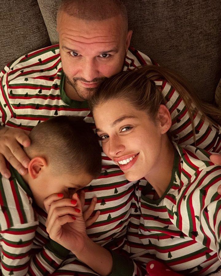 Jasmina, Rytmus a Sanel v rovnakých vianočných pyžamách.