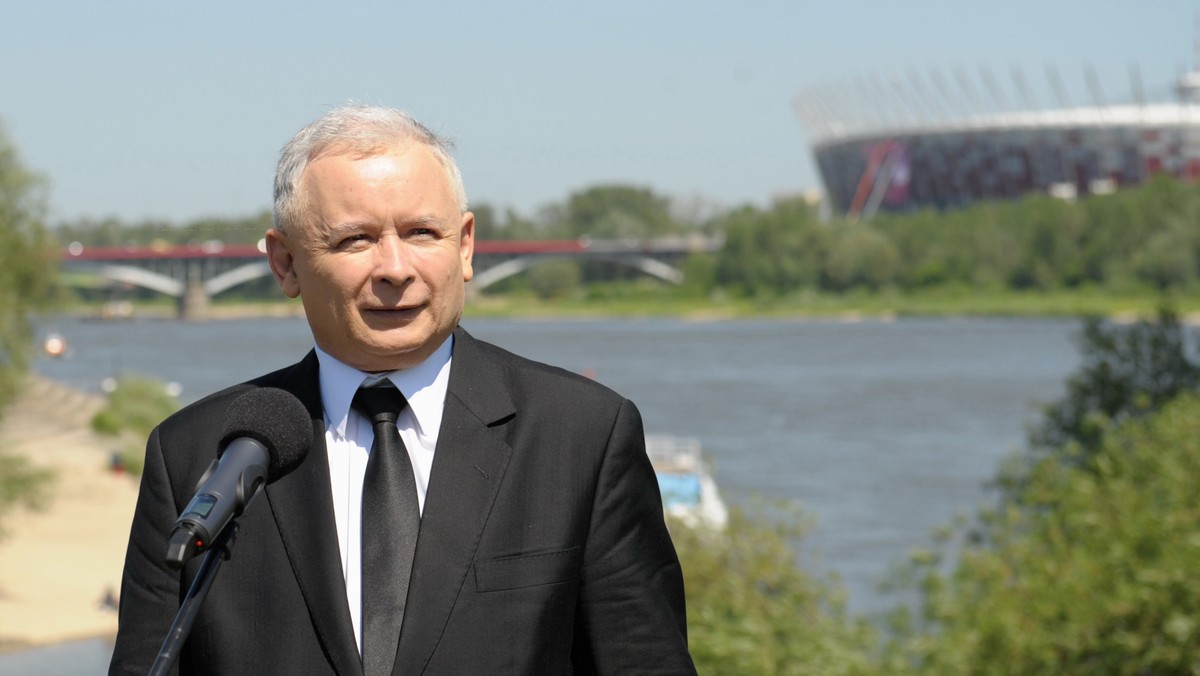 Prezes PiS Jarosław Kaczyński zadeklarował dziś, że jego ugrupowanie chce, by zbliżający się turniej Euro 2012 był "czasem spokojnym". - PiS bez żadnych warunków będzie tej reguły przestrzegało i oczekujemy, że nasi partnerzy będą tej reguły również przestrzegali - dodał były premier. "Przez parę tygodni wygadywał o Euro niemądre rzeczy godzące w interesy Polski. Dobrze, że ktoś mu to wyperswadował, albo, że się zreflektował" - komentuje tę deklarację na swoim blogu w Onecie Władysław Sidorowicz.