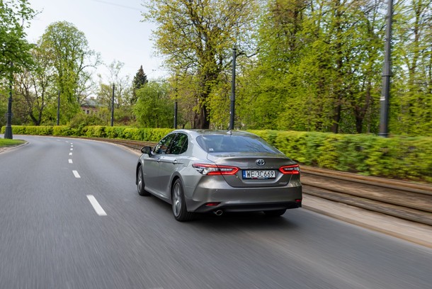 Toyota Camry. Dziś 1 na 2 samochody opuszczające polskie salony japońskiego producenta mają niskoemisyjny (i oszczędny) napęd.