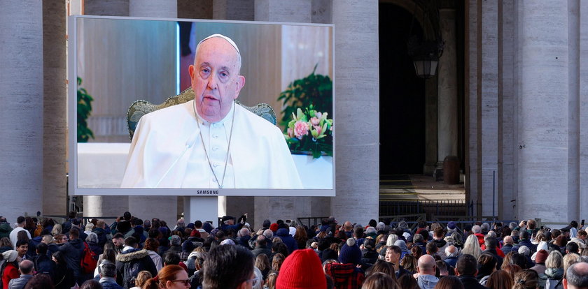 Papież Franciszek nie wyszedł do tłumu, by odmówić "Anioł Pański". Co się stało?