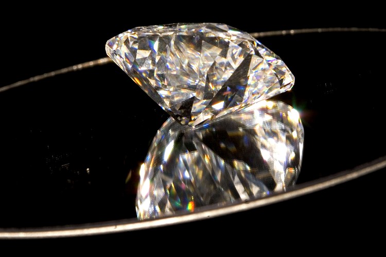 Najdroższy diament świata kosztował ponad 16,5 mln dolarów.