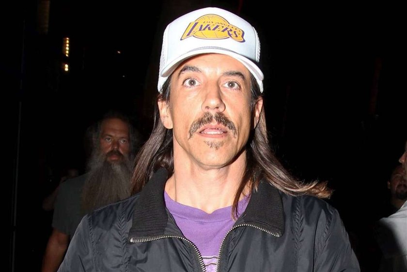 Kiedis jeździ wózkiem do golfa