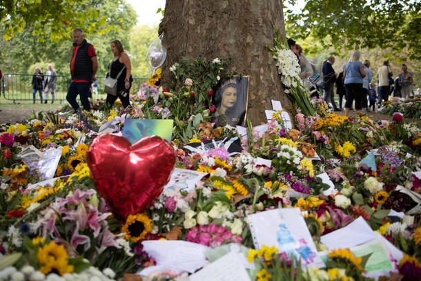 Green Park w Londynie i morze kwiatów złożonych w hołdzie zmarłej brytyjskiej królowej.