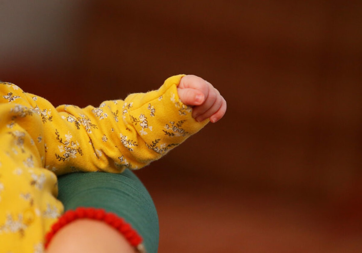 Međunarodni roditelji moraju utvrditi državljanstvo bebe i dobiti pasoš za povratak kući. 