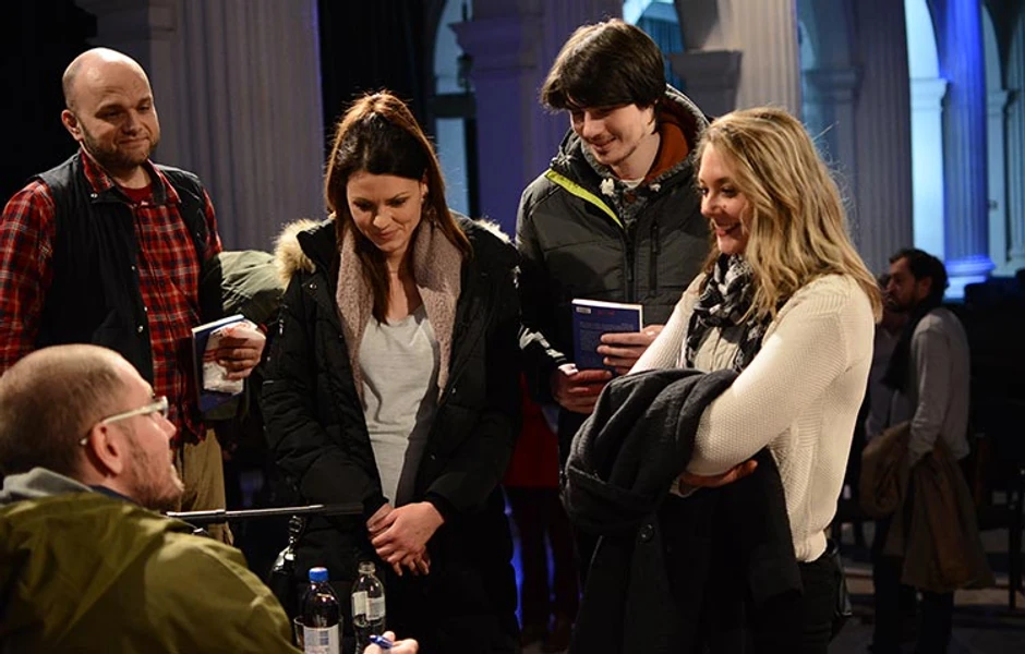 Vladimir Tabašević potpisuje knjigu na promociji