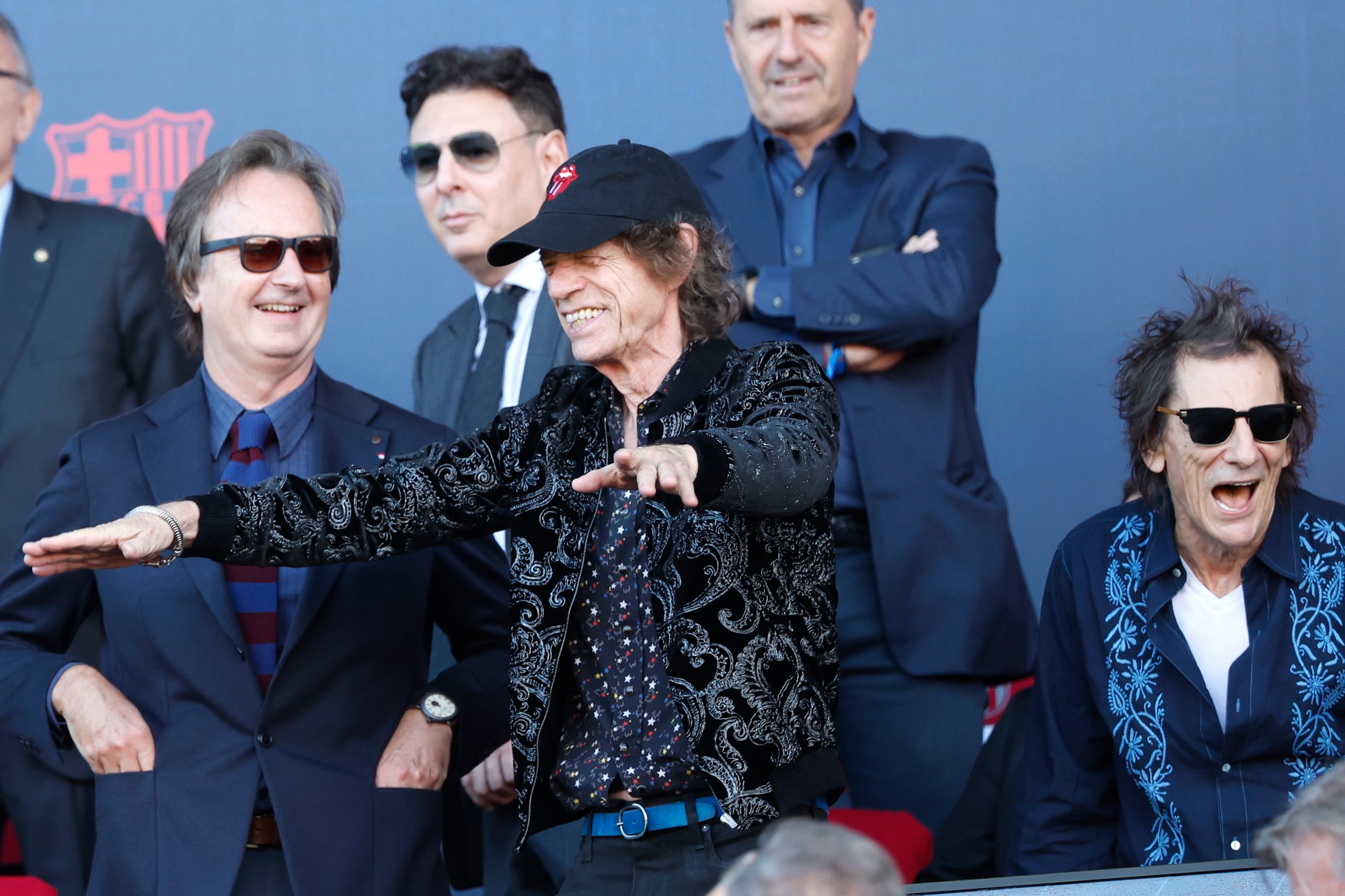 Mick Jagger (uprostred) a Ronnie Wood (vpravo) zo skupiny The Rolling Stones.
