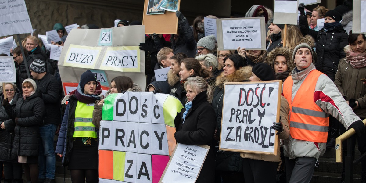 W ubiegłym tygodniu pracownicy sądów protestowali. Domagali się podwyżki wynagrodzeń. Umowa, jaką resort zawarł ze związkami, przewiduje m.in. że od 1 stycznia 2019 r. każdy pracownik sądów otrzyma podwyżkę w wysokości 200 zł brutto