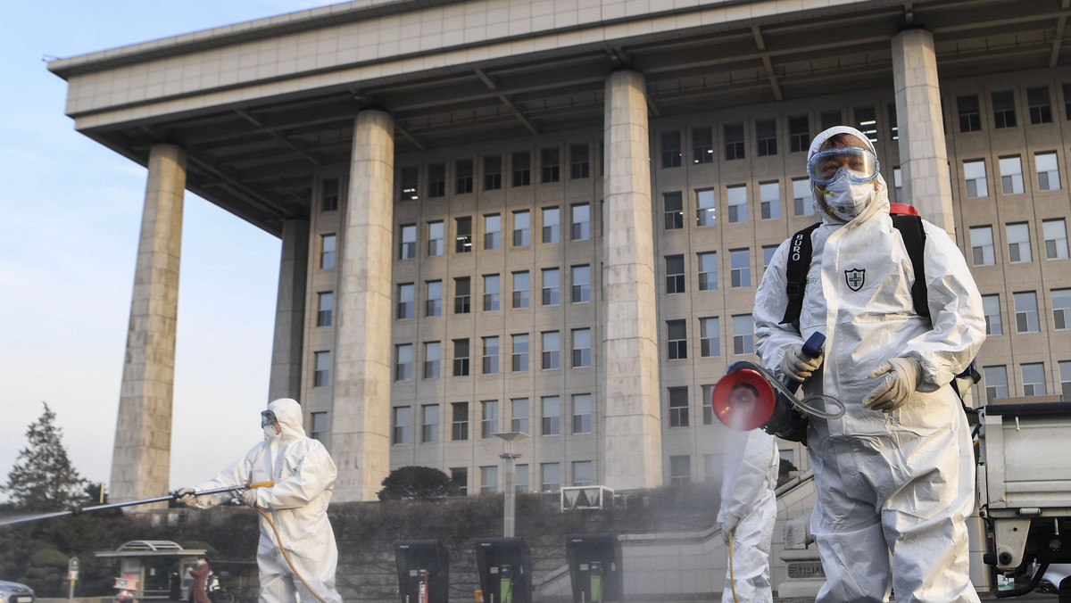 Korea Południowa poinformowała we wtorek o 60 nowych przypadkach koronawirusa, co zwiększyło ich łączną liczbę do 893. Osiem osób zmarło. Pojawiły się doniesienia, że epidemia może zmusić Koreę Południową i USA do ograniczenia wspólnych manewrów wojskowych.