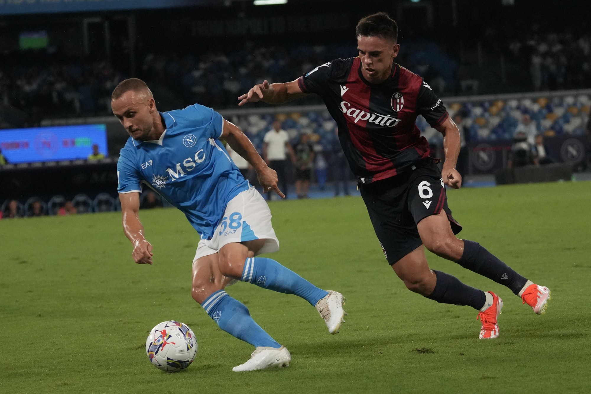 Slovenský futbalista Stanislav Lobotka (vľavo) z Neapola a Mario Rui z Bologne počas zápasu 25. augusta 2024 v Neapole.