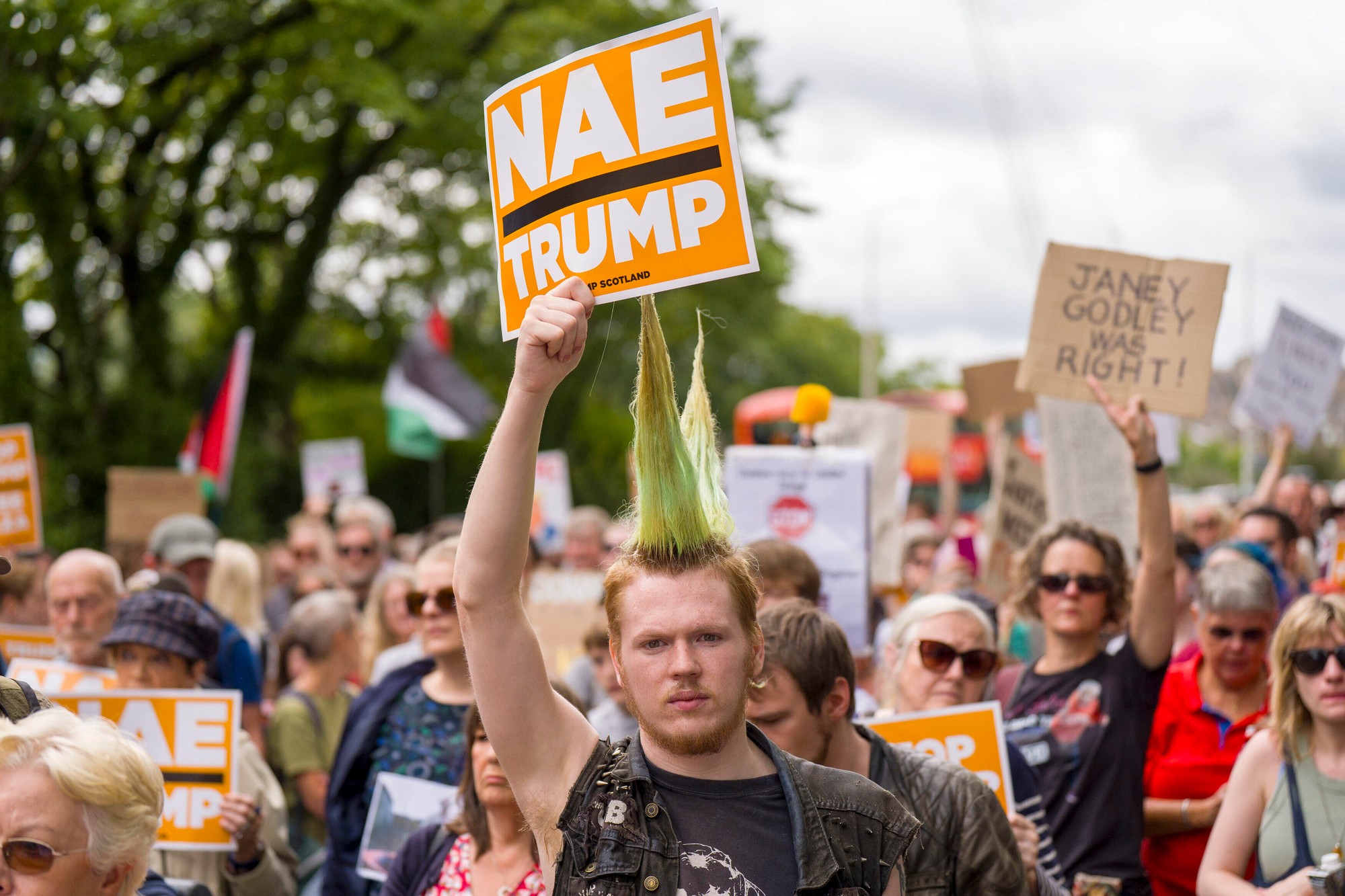 Obyvatelia Škótska protestovali proti návšteve Trumpa.