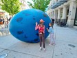 Gigantyczne jajo pojawiło się na pl. Pięciu Rogów w centrum Warszawy